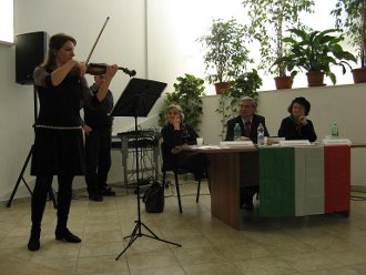 Roberta Mammucari si esibisce al violino