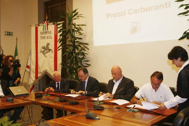 Firma accordo risparmio carburanti Toscana