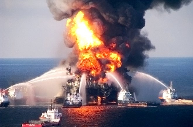 piattaforma petrolifera in fiamme